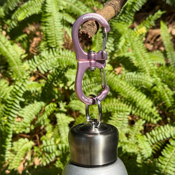 1kn Pink carabiner hanging up a water bottle